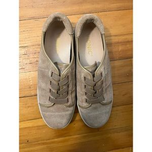 Vionic Sunny Jean Tan Suede Sneaker, size 6